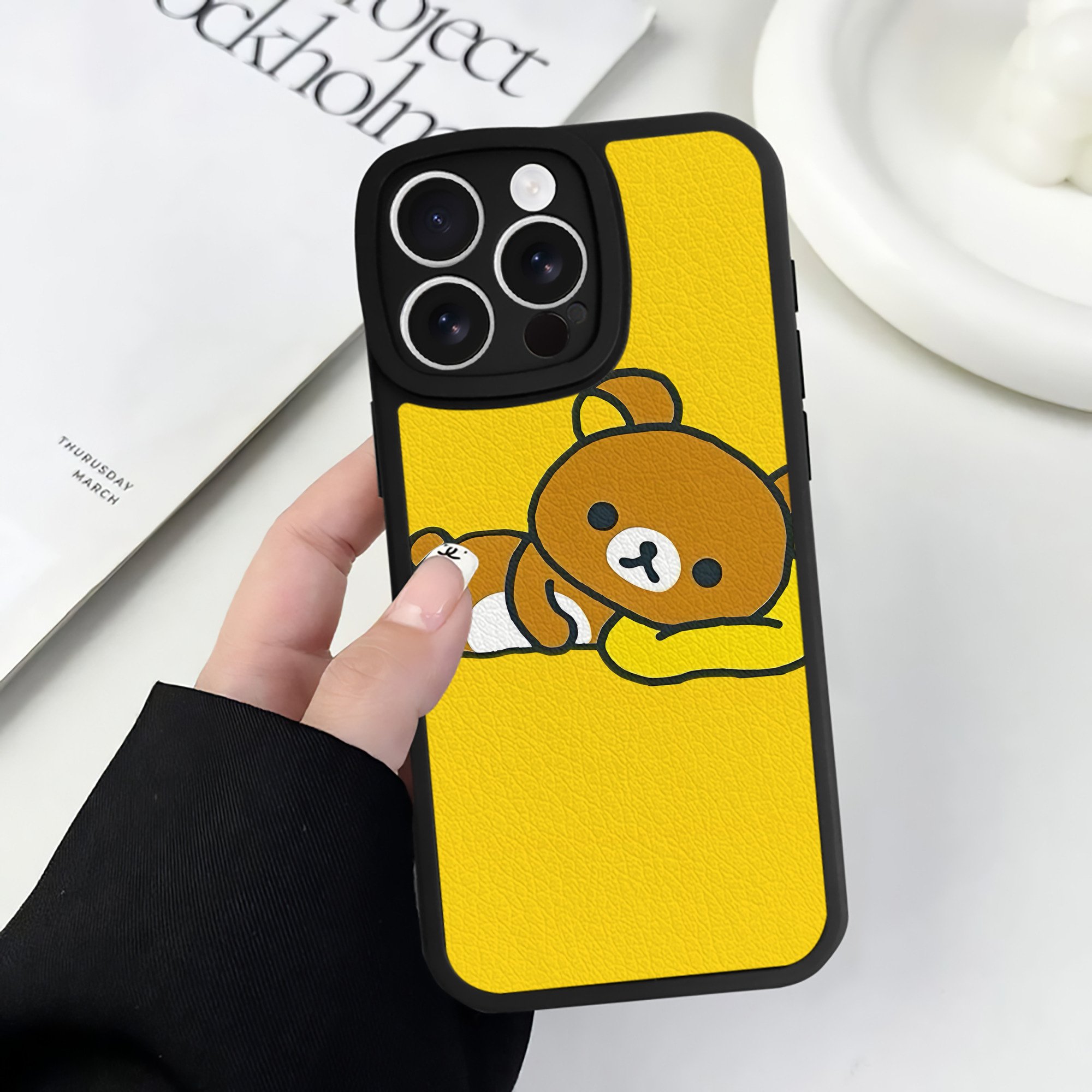 （画像用） リラックマ リラックマ キイロイトリ Rilakkuma Korilakkuma Kiiroitori 【iPhone 16シリーズ対応】シリコンスマホケース（レザー調） 材質：シリコン